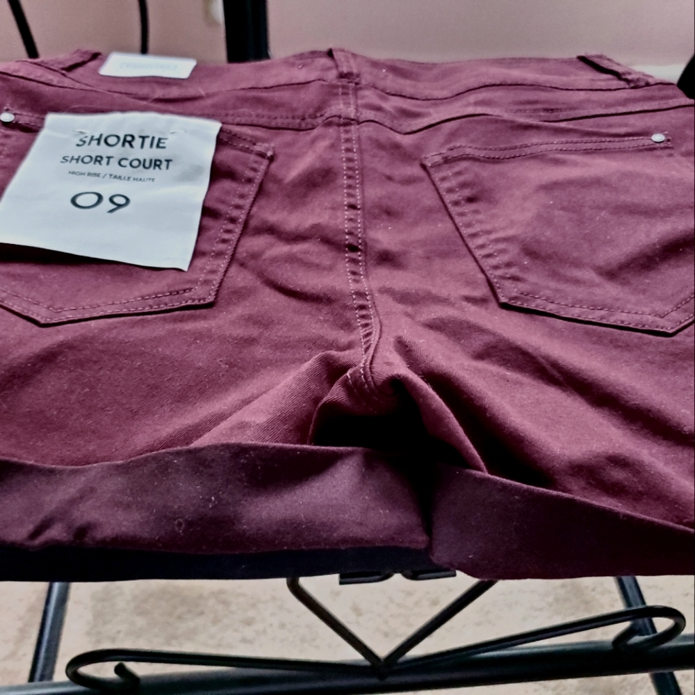 Ardene's High Rise Shorts, Dark Red Colour, Size 9 ( M ) - Picture 11 of 12